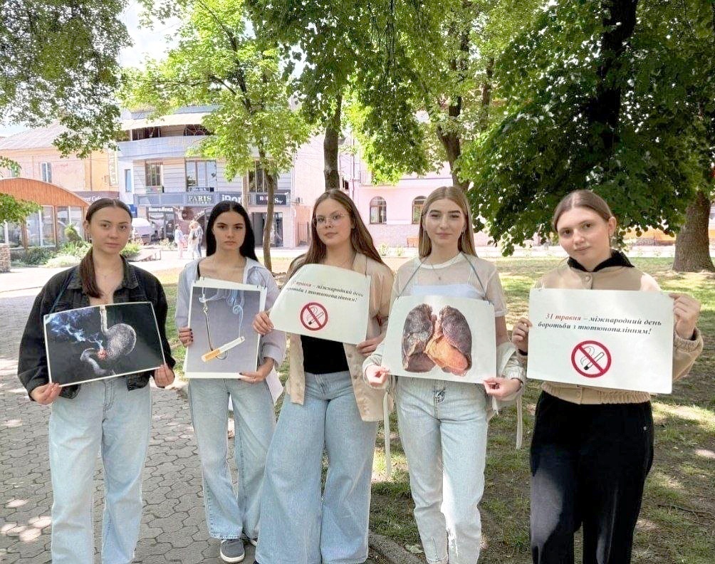 Детальніше про статтю АСКОРБІНКА ЗАМІСТЬ ДИМУ: вихованці  гуртка «Ескулап» провели традиційну антитютюнову акцію